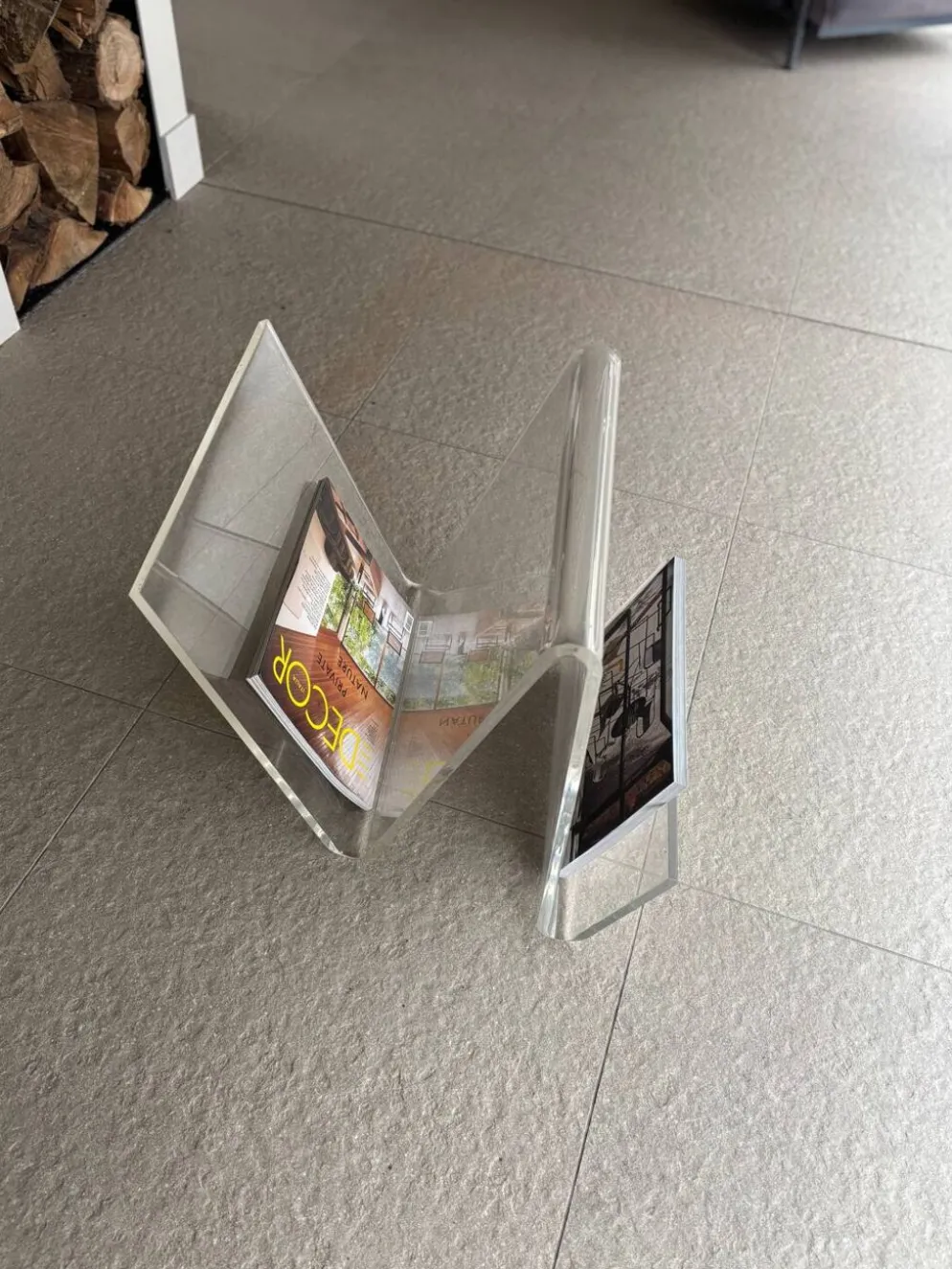Porte-magazines design asymétrique en acrylique transparent, 70s
