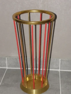 Porte parapluie doré et rouge