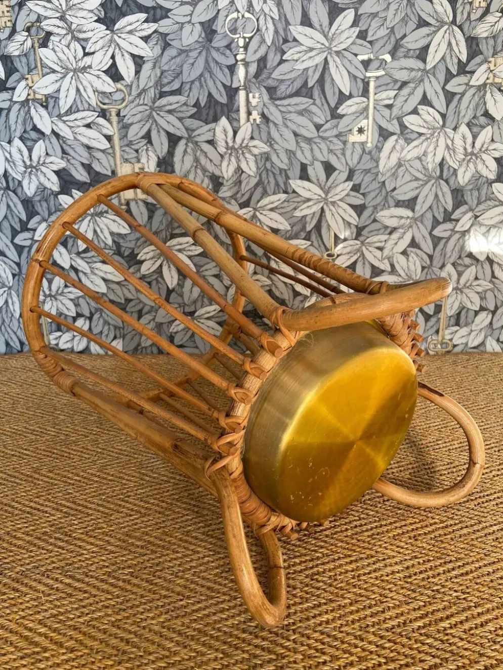 Porte-parapluie en bambou et rotin avec plateau en métal, dans le style de Franco Albini, Italie, années 1960.