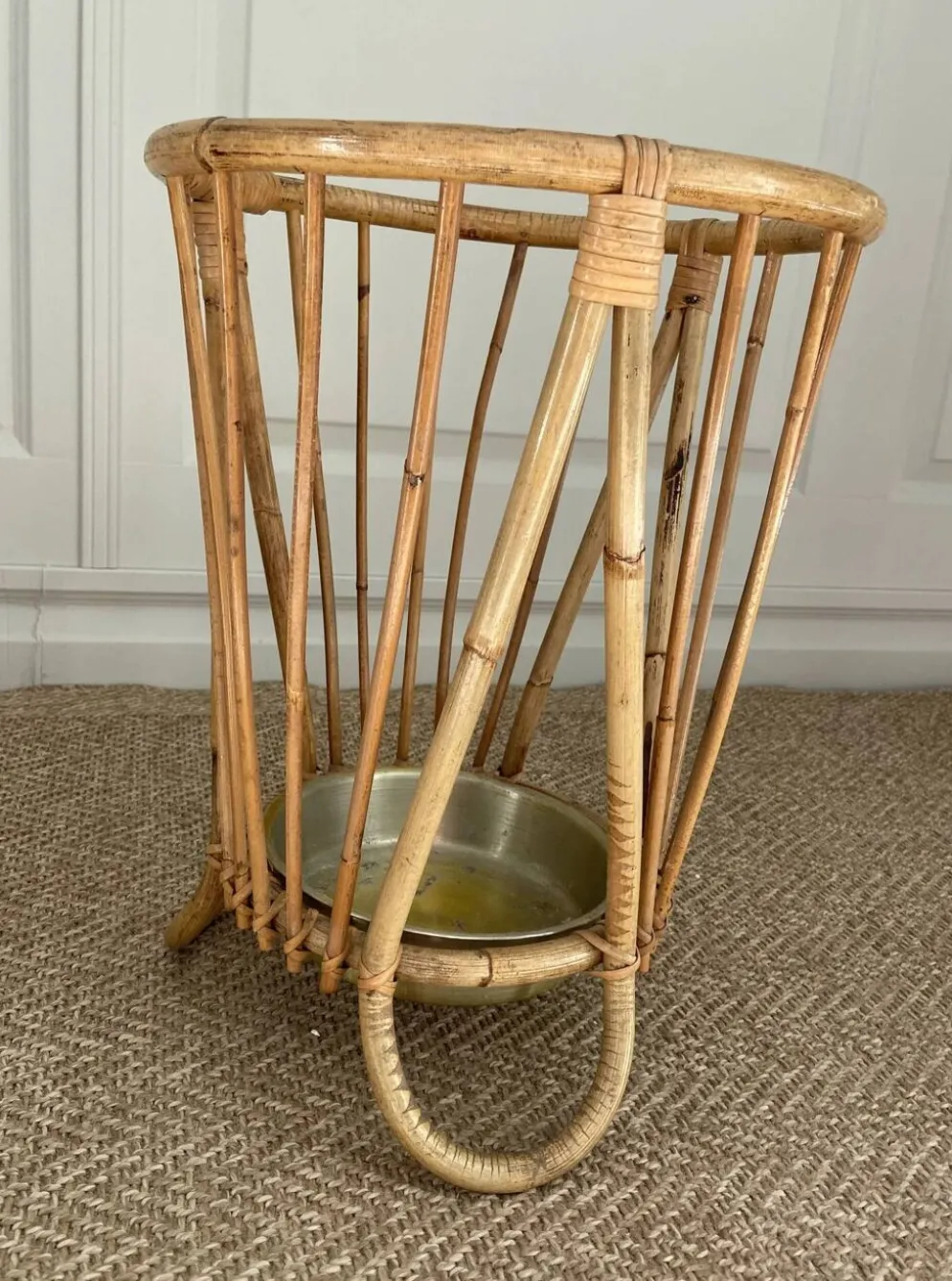 Porte-parapluie en bambou et rotin avec plateau en métal, dans le style de Franco Albini, Italie, années 1960.