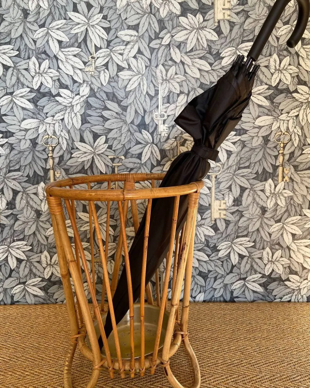 Porte-parapluie en bambou et rotin avec plateau en métal, dans le style de Franco Albini, Italie, années 1960.