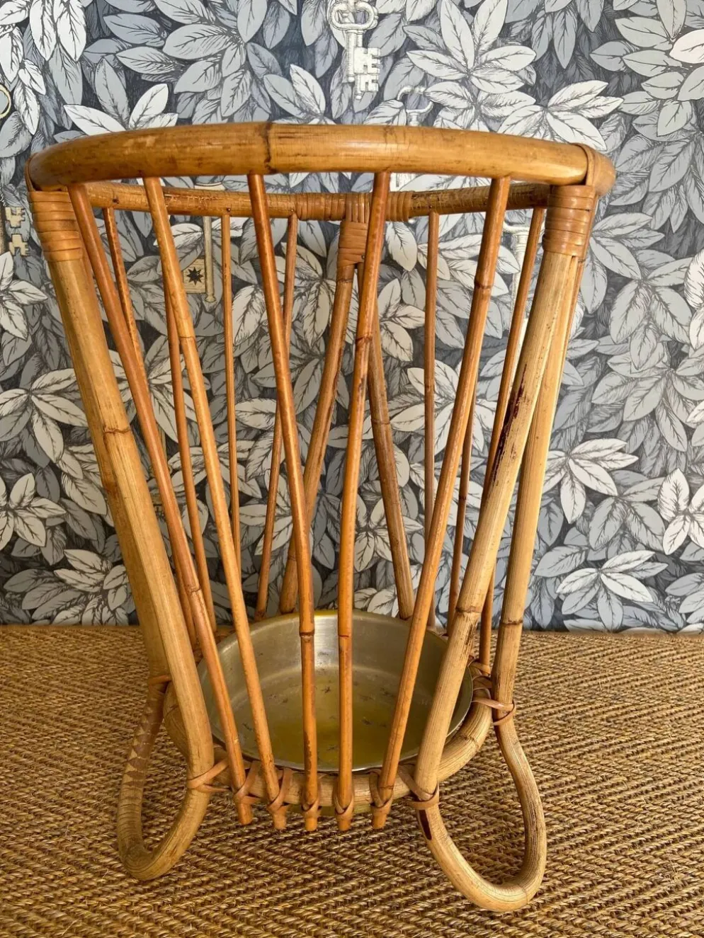 Porte-parapluie en bambou et rotin avec plateau en métal, dans le style de Franco Albini, Italie, années 1960.