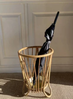 Porte-parapluie en bambou et rotin avec plateau en métal, dans le style de Franco Albini, Italie, années 1960.