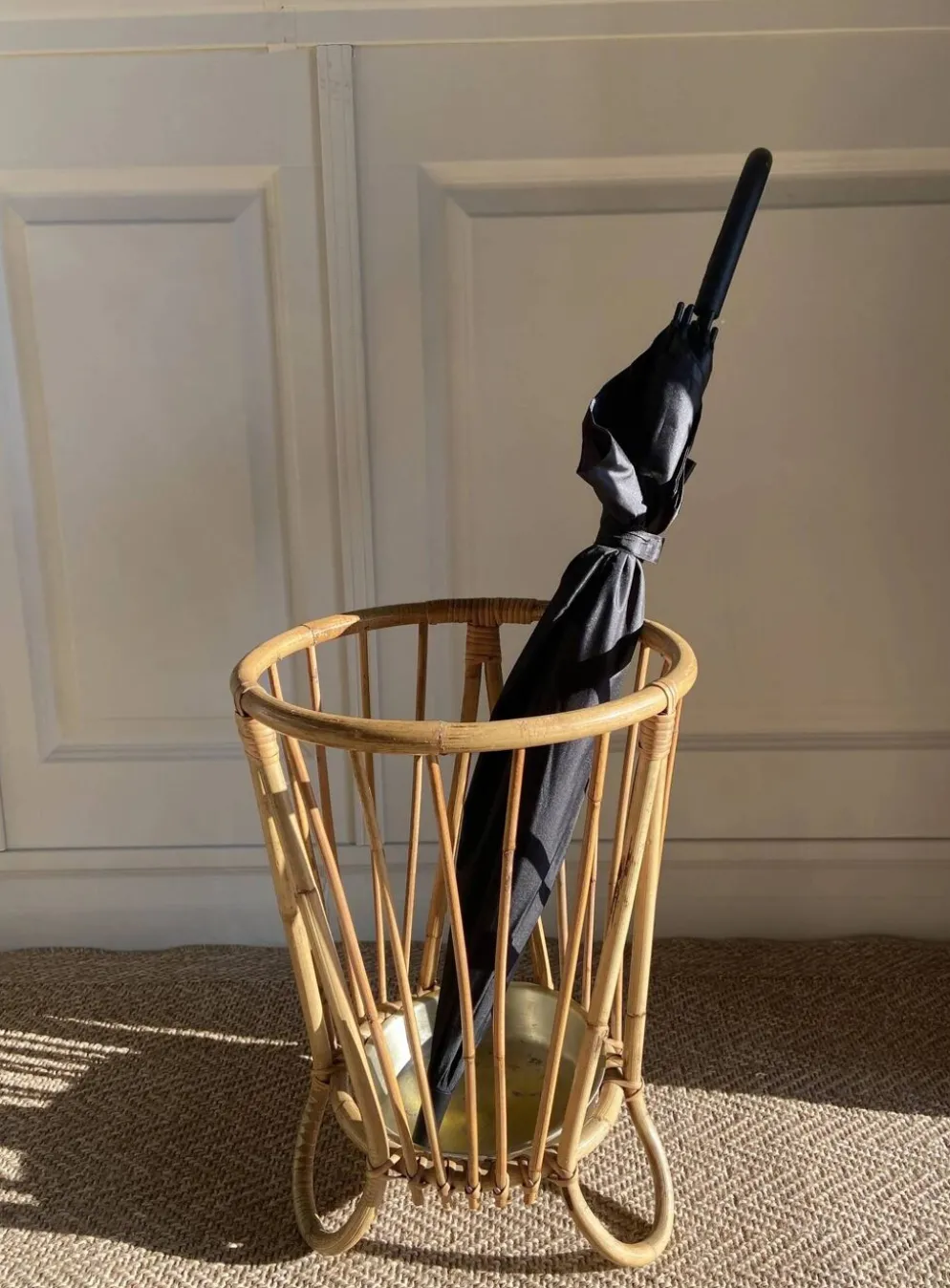 Porte-parapluie en bambou et rotin avec plateau en métal, dans le style de Franco Albini, Italie, années 1960.