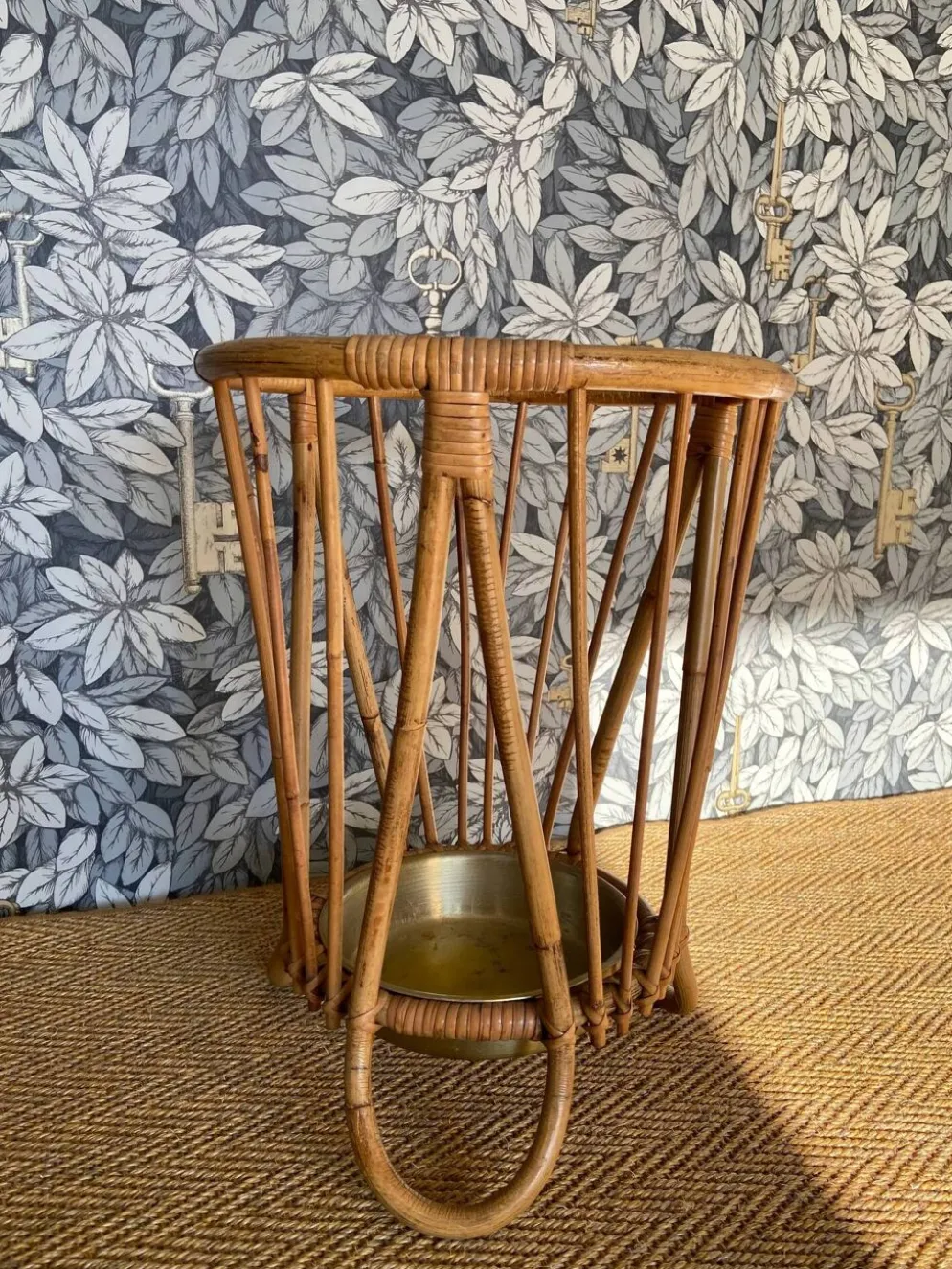 Porte-parapluie en bambou et rotin avec plateau en métal, dans le style de Franco Albini, Italie, années 1960.