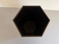 Porte-parapluie en cuivre de forme hexagonale signé par l'artiste, années 1960, Italie