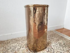 Porte-parapluie italien en laiton martelé 1970-80