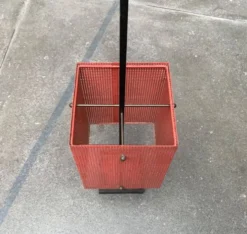 Porte-parapluie minimaliste en acier perforé, années 1960