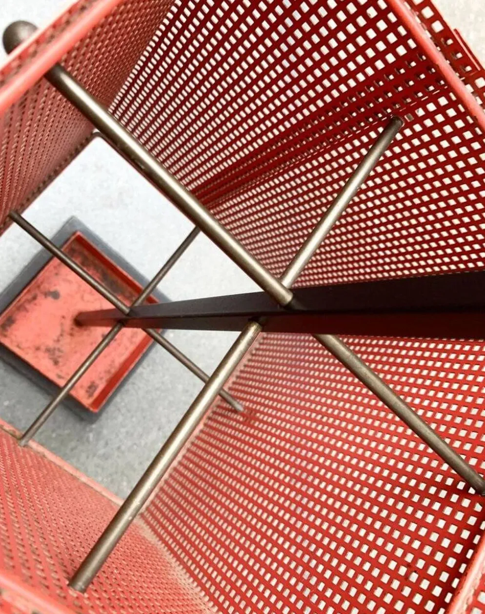 Porte-parapluie minimaliste en acier perforé, années 1960