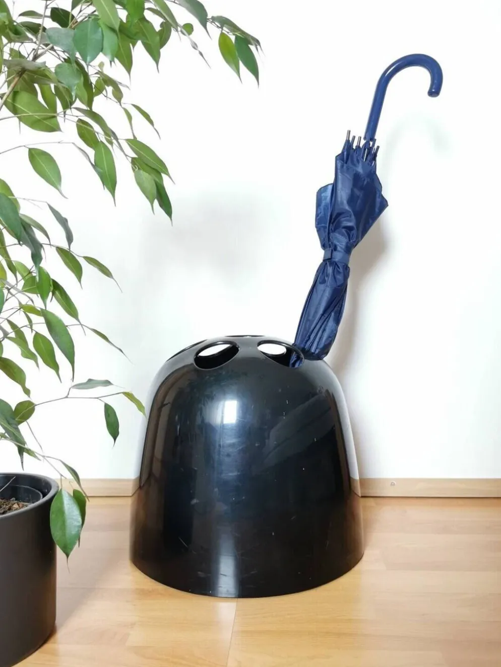 Porte-parapluie noir Dedalo par Artemide, design italien des années 1960