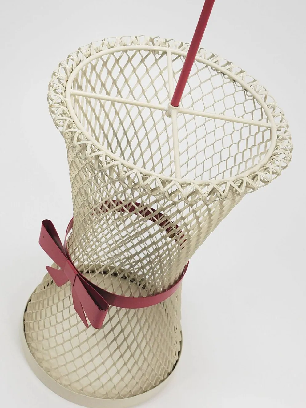 Porte-parapluie à nœud papillon style Mathieu Matégot, milieu du siècle, métal, France, années 1950