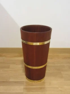 Porte-parapluie scandinave en teck massif et laiton