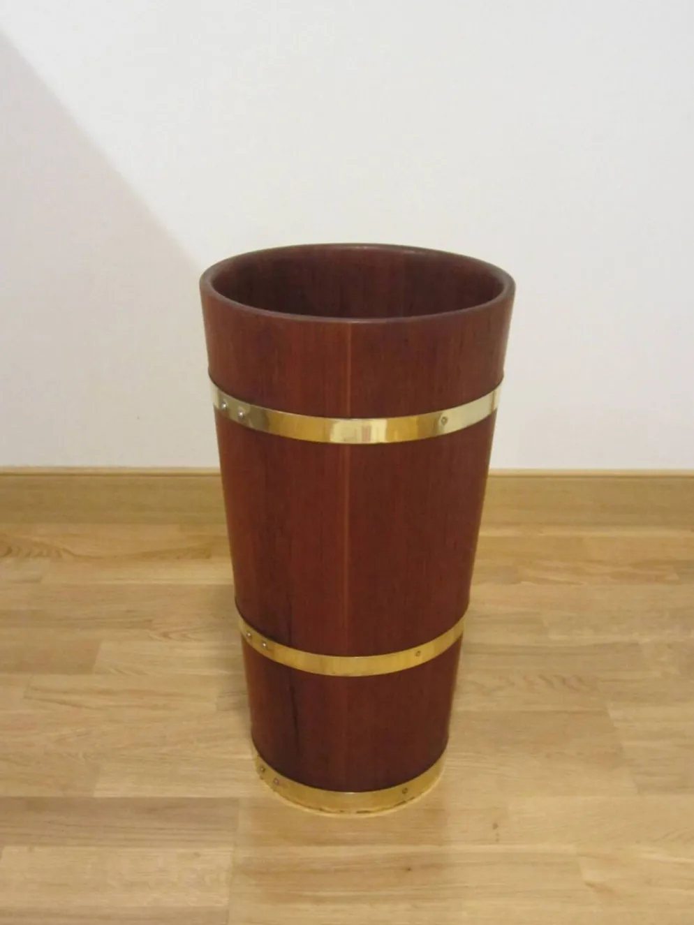 Porte-parapluie scandinave en teck massif et laiton