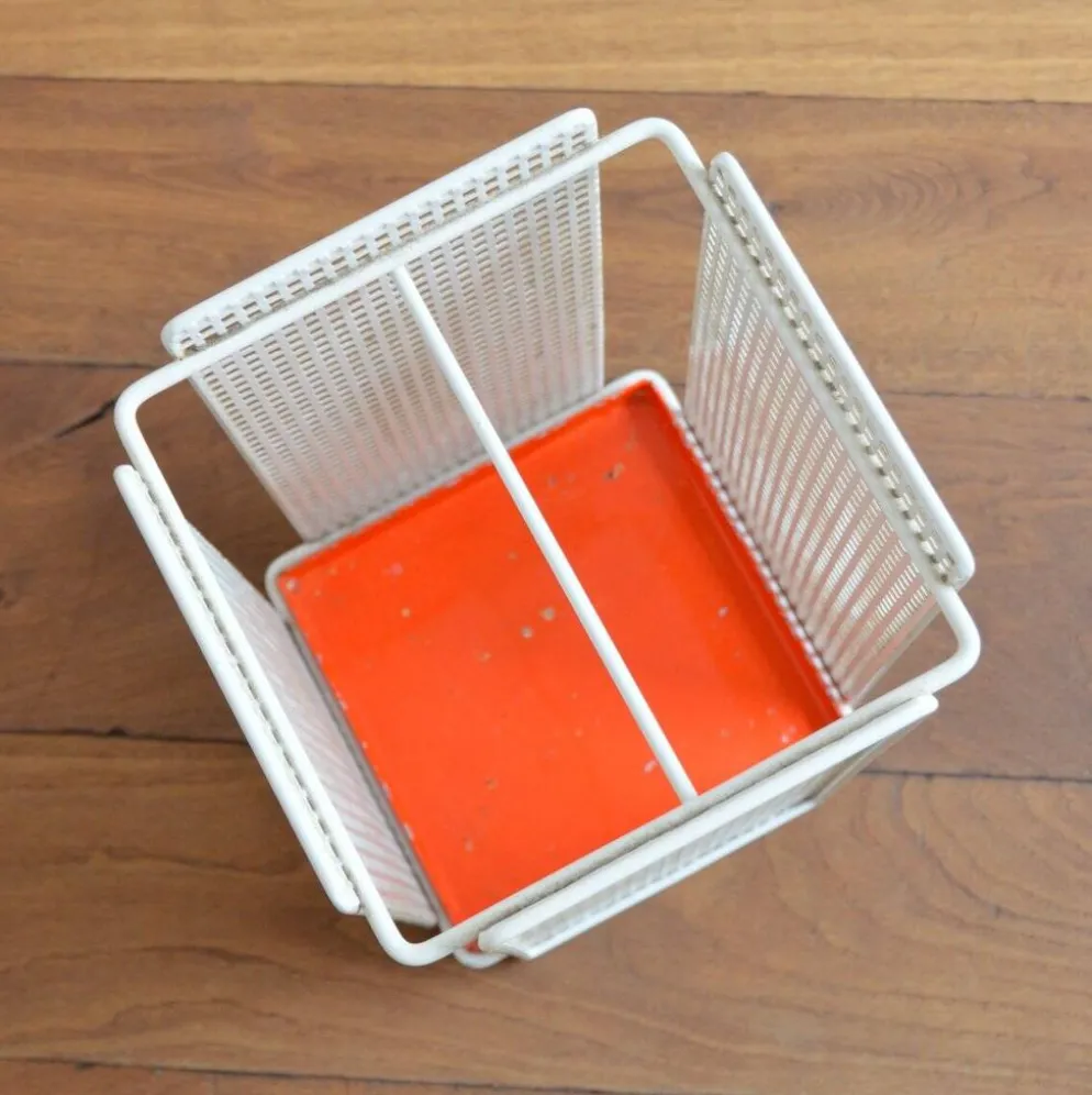 Porte-parapluies moderniste en métal perforé années 60 / 70