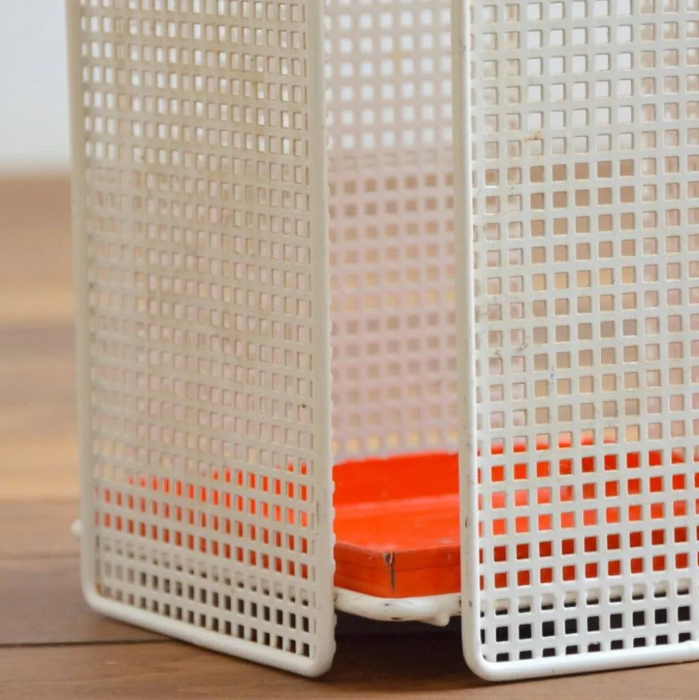Porte-parapluies moderniste en métal perforé années 60 / 70