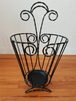 Porte-parapluie vintage en fer torsadé – années 60