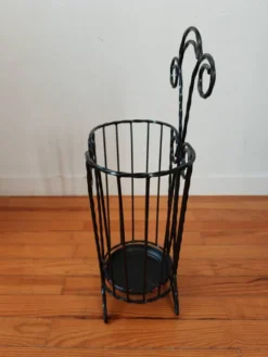 Porte-parapluie vintage en fer torsadé – années 60