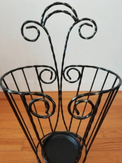 Porte-parapluie vintage en fer torsadé – années 60