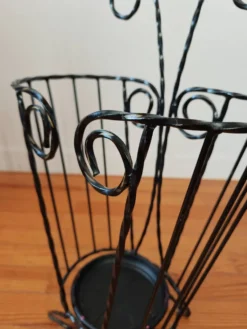 Porte-parapluie vintage en fer torsadé – années 60