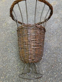 Porte parapluie vintage en rotin et osier tressé et acier