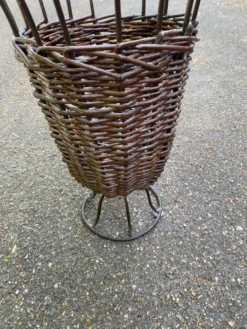 Porte parapluie vintage en rotin et osier tressé et acier