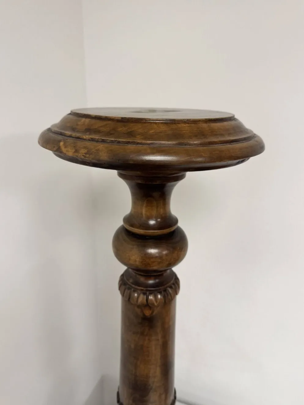 Porte-plante ancien en bois tourné, sellette haute