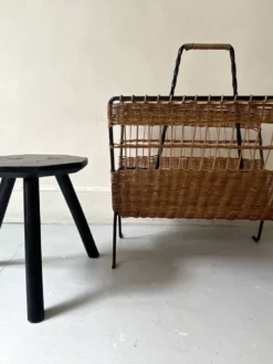 Porte revue en fer forgé noir et rotin dlg Raoul Guys, 1950