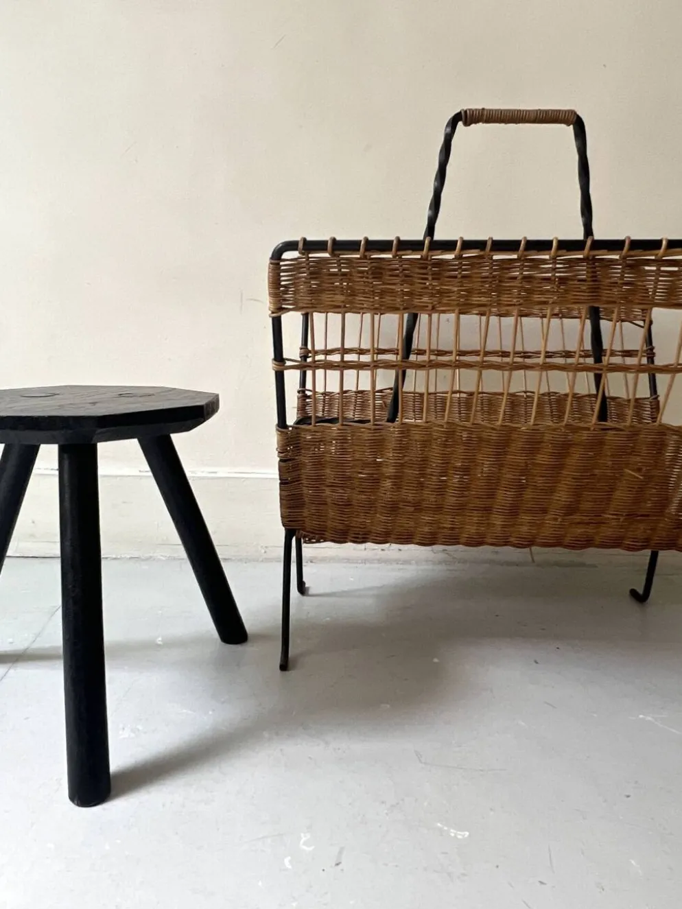 Porte revue en fer forgé noir et rotin dlg Raoul Guys, 1950