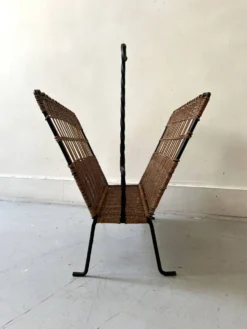 Porte revue en fer forgé noir et rotin dlg Raoul Guys, 1950