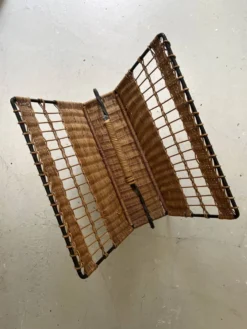 Porte revue en fer forgé noir et rotin dlg Raoul Guys, 1950