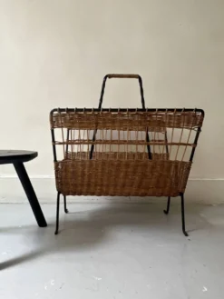 Porte revue en fer forgé noir et rotin dlg Raoul Guys, 1950