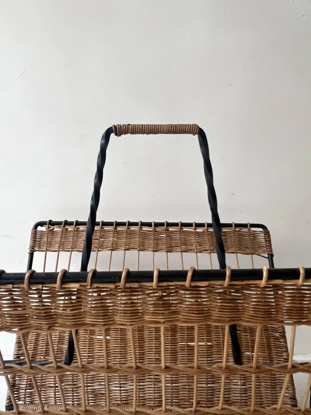 Porte revue en fer forgé noir et rotin dlg Raoul Guys, 1950
