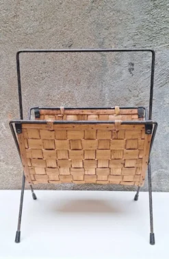 Porte revue en métal et bois