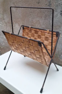 Porte revue en métal et bois