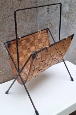 Porte revue en métal et bois
