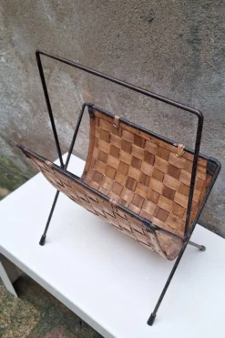 Porte revue en métal et bois