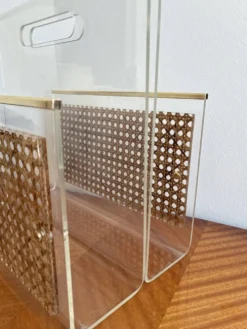 Porte-revue en Plexiglas