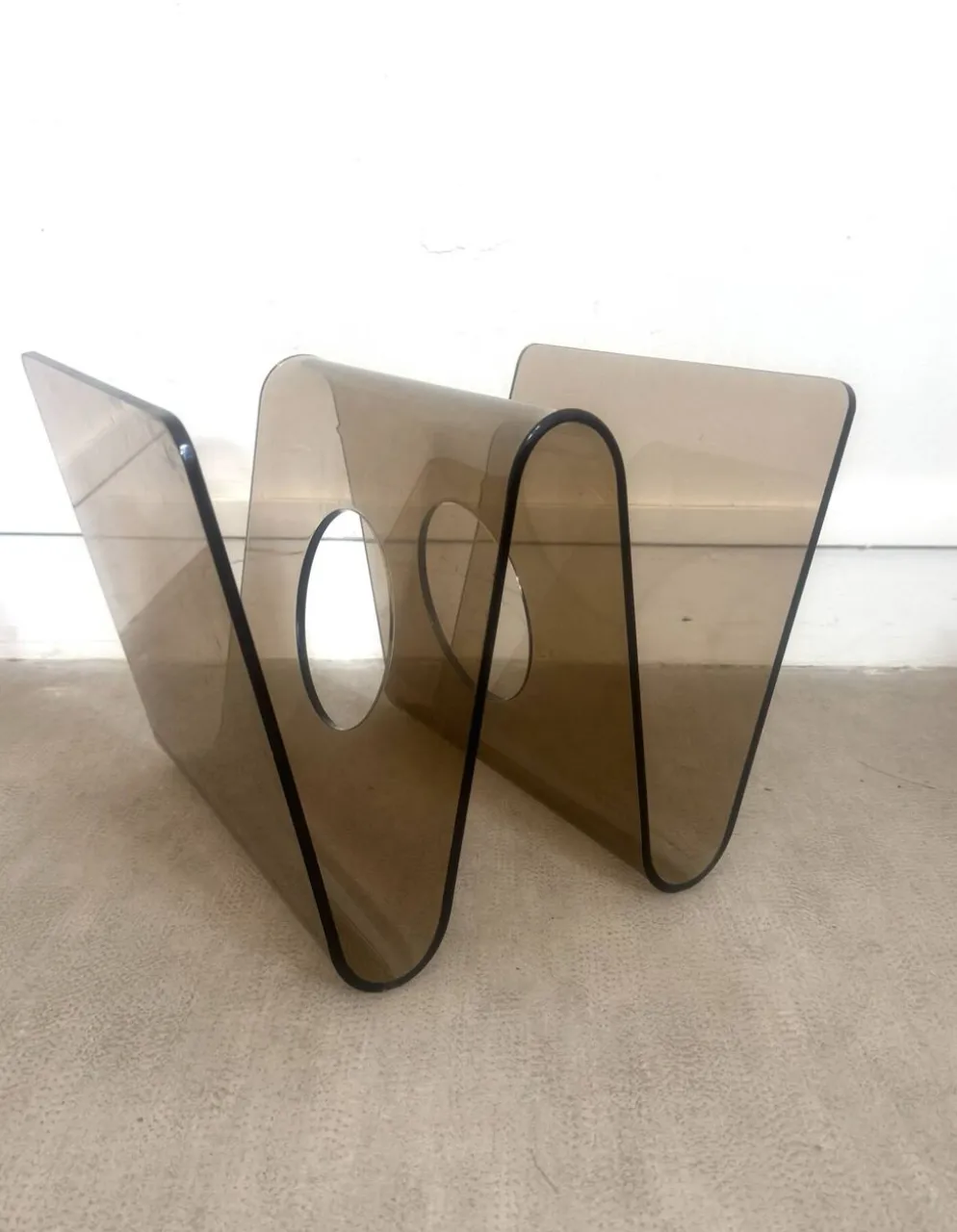 Porte revue en Plexiglas fumé Michel Dumas