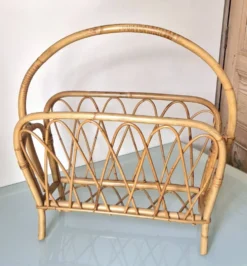 Porte revue en rotin