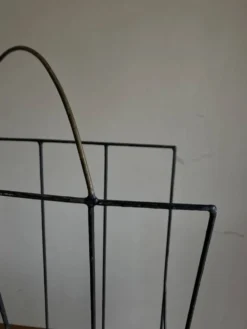 Porte revue midcentury poétique en métal noir