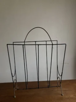 Porte revue midcentury poétique en métal noir