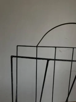 Porte revue midcentury poétique en métal noir