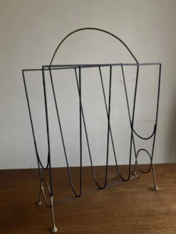 Porte revue midcentury poétique en métal noir