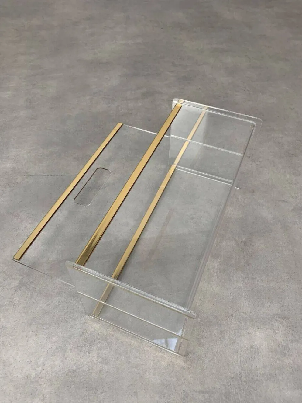 Porte revue plexiglas et laiton années 70 style hollywood regency