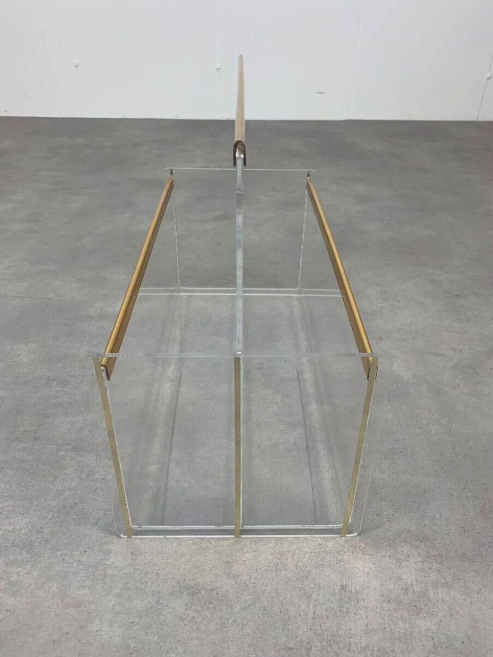 Porte revue plexiglas et laiton années 70 style hollywood regency