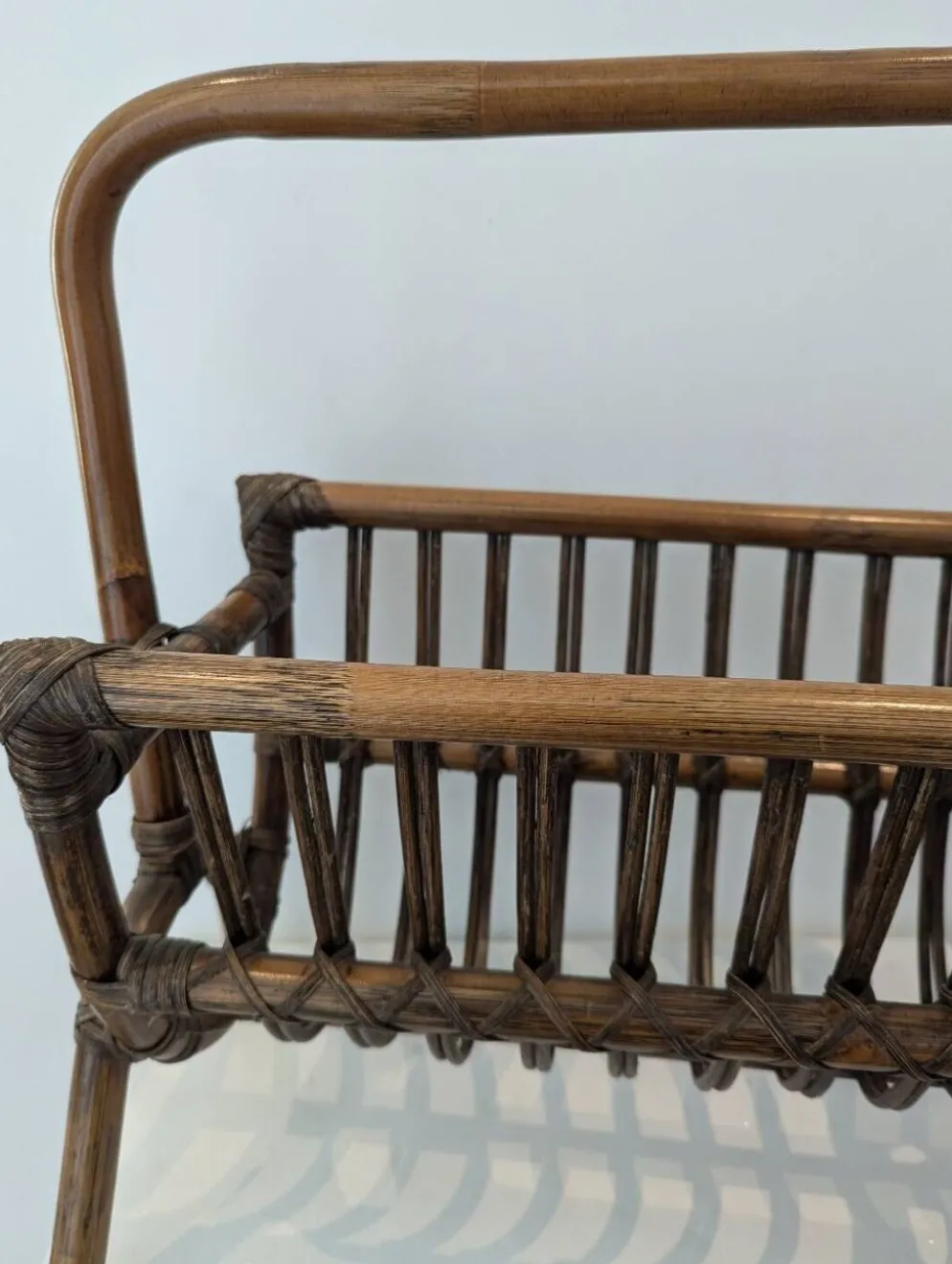 Porte revue rotin vintage