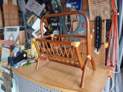 Porte revue rotin vintage 1960 env