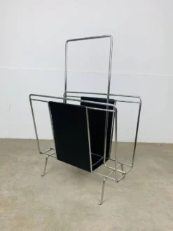 Porte-revues chrome et cuir noir, années 70