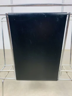 Porte-revues chrome et cuir noir, années 70