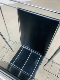 Porte-revues chrome et cuir noir, années 70